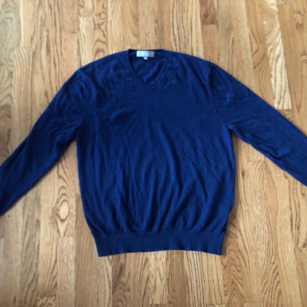 Neiman Marcus V-neck sweeter